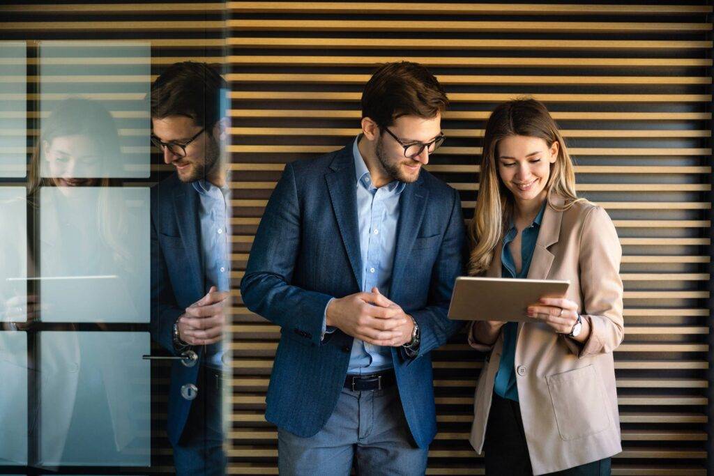 2 people looking at a tablet